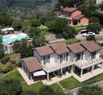 For sale two villas with a garden of 3200 m2 in Bo...